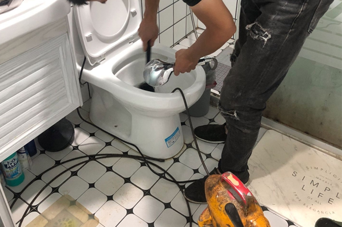 青松路街道疏通下水道