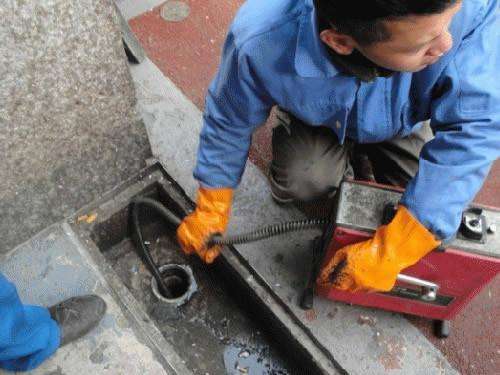 青松路街道疏通下水道