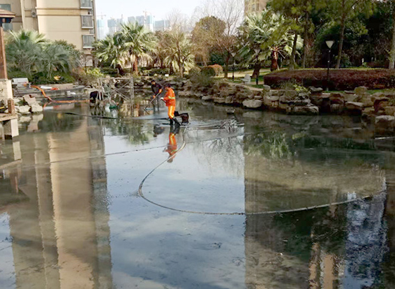 青松路街道景观池淤泥清理
