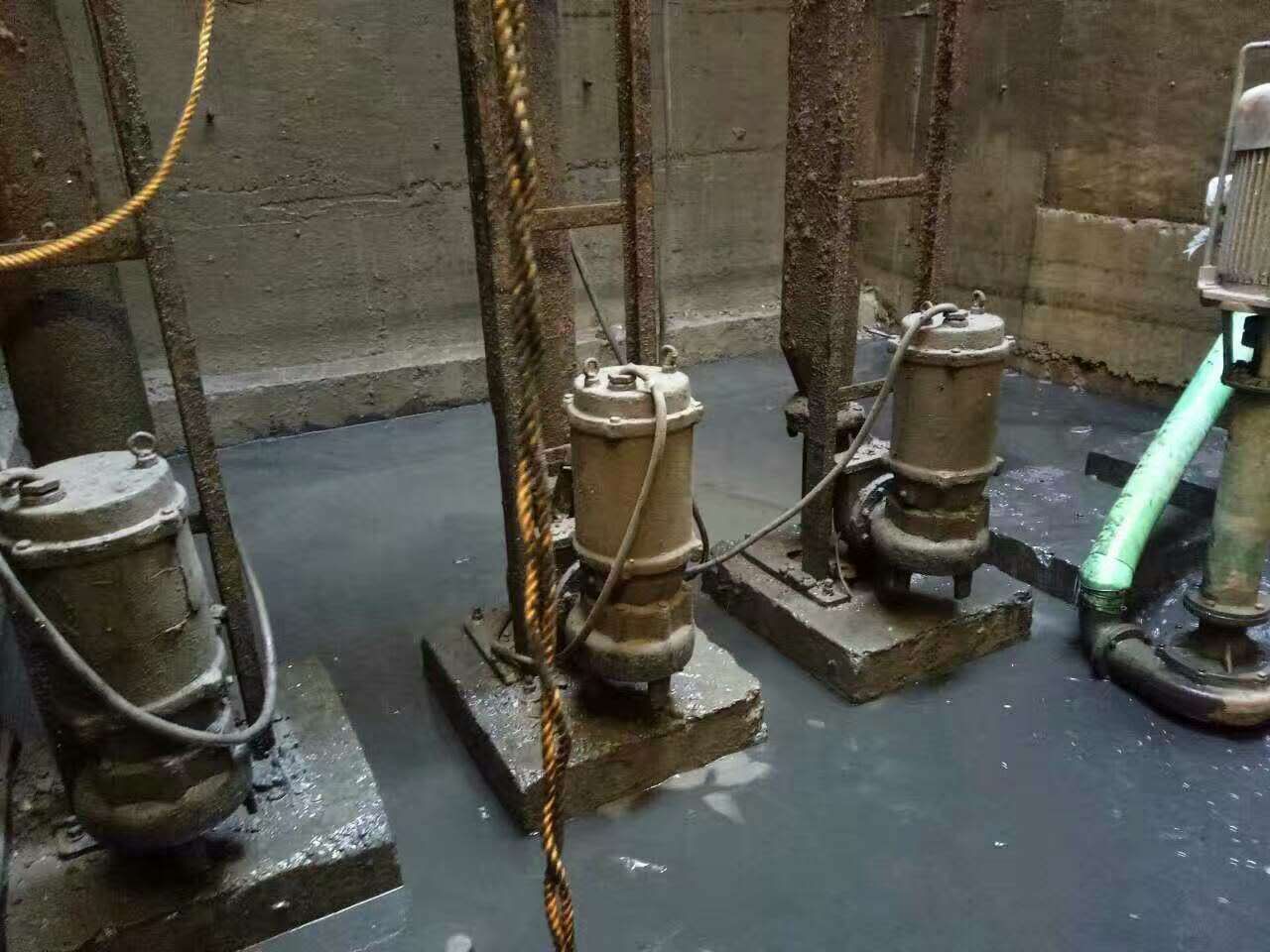 青松路街道污水池清理