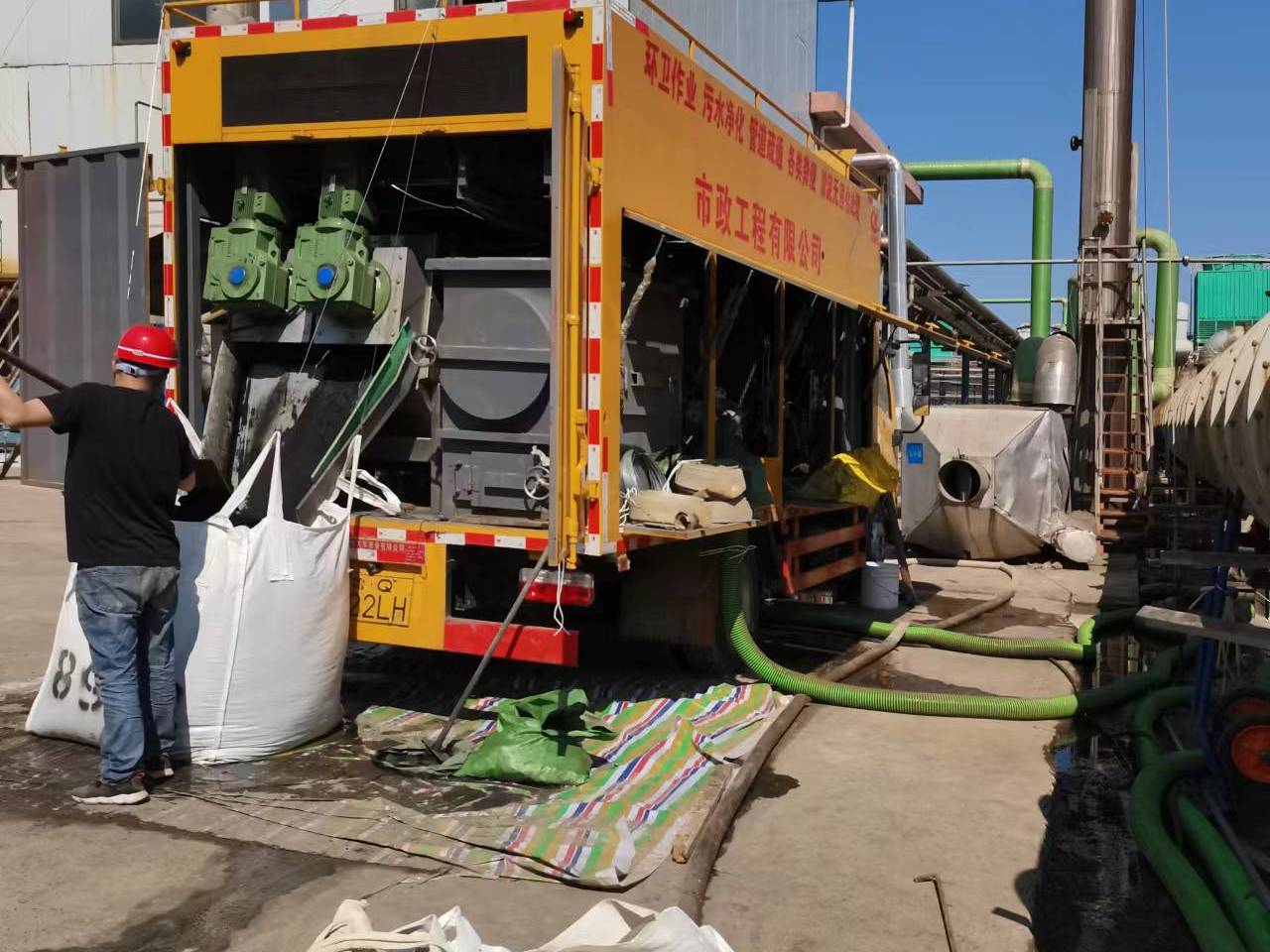 青松路街道淤泥压干处理