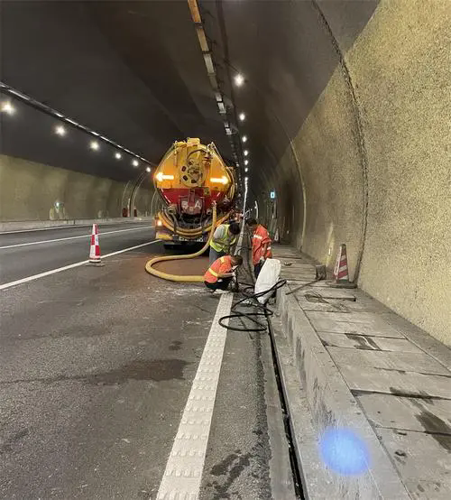 青松路街道隧道排水渠清淤